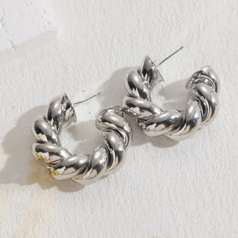 aretes estilo moderno forma de c ronda color plateado