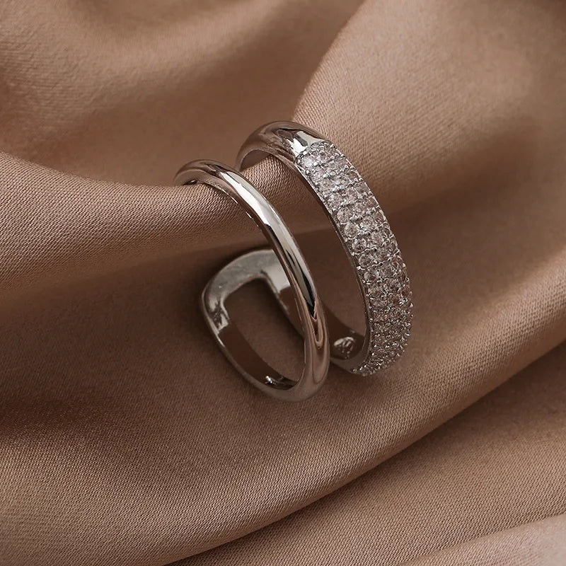 Anillo color plateado ajustable con circonia