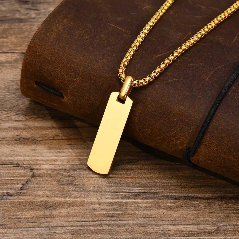 Cadena de hombre color dorado con placa
