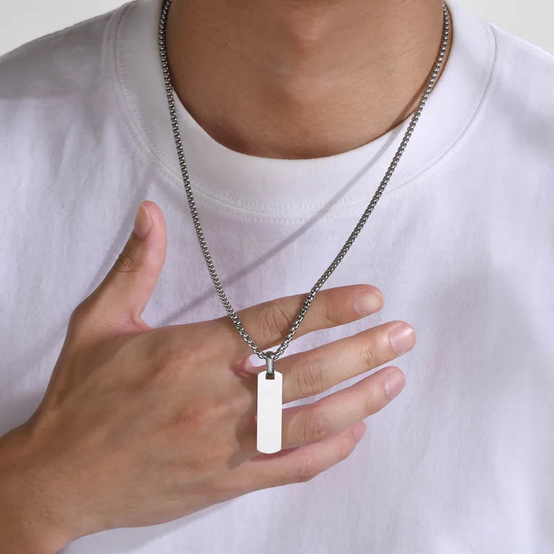 Cadena de hombre color plateado con placa