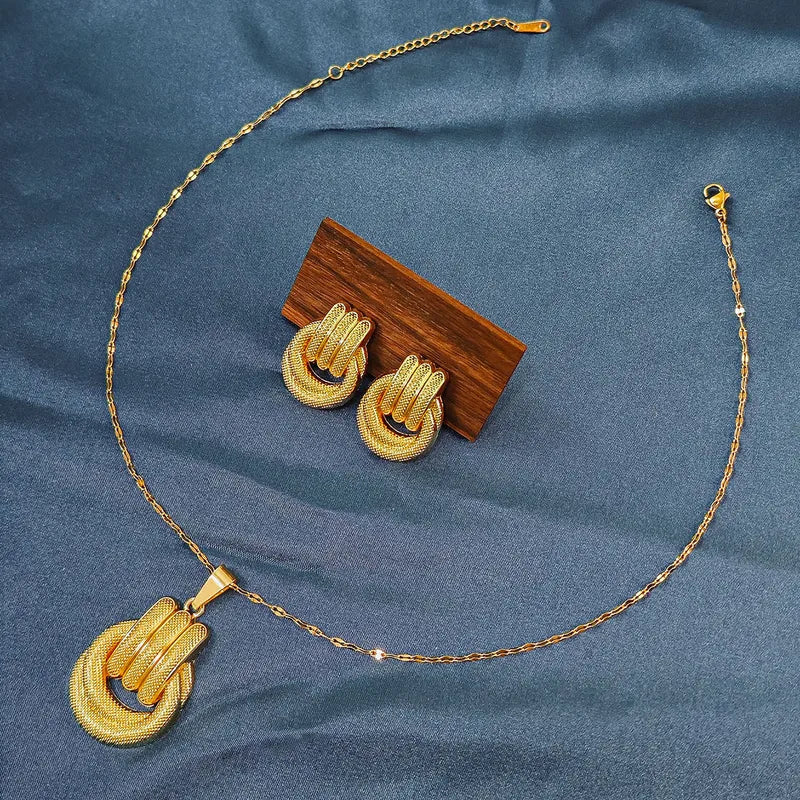 Set cadena y aretes dorado