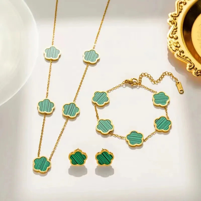Conjunto de 4 piezas trebol verde. Incluye Cajita.