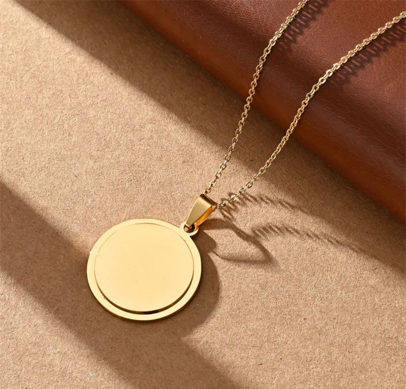 Cadena clasica circular color dorado. Acero inoxidable.