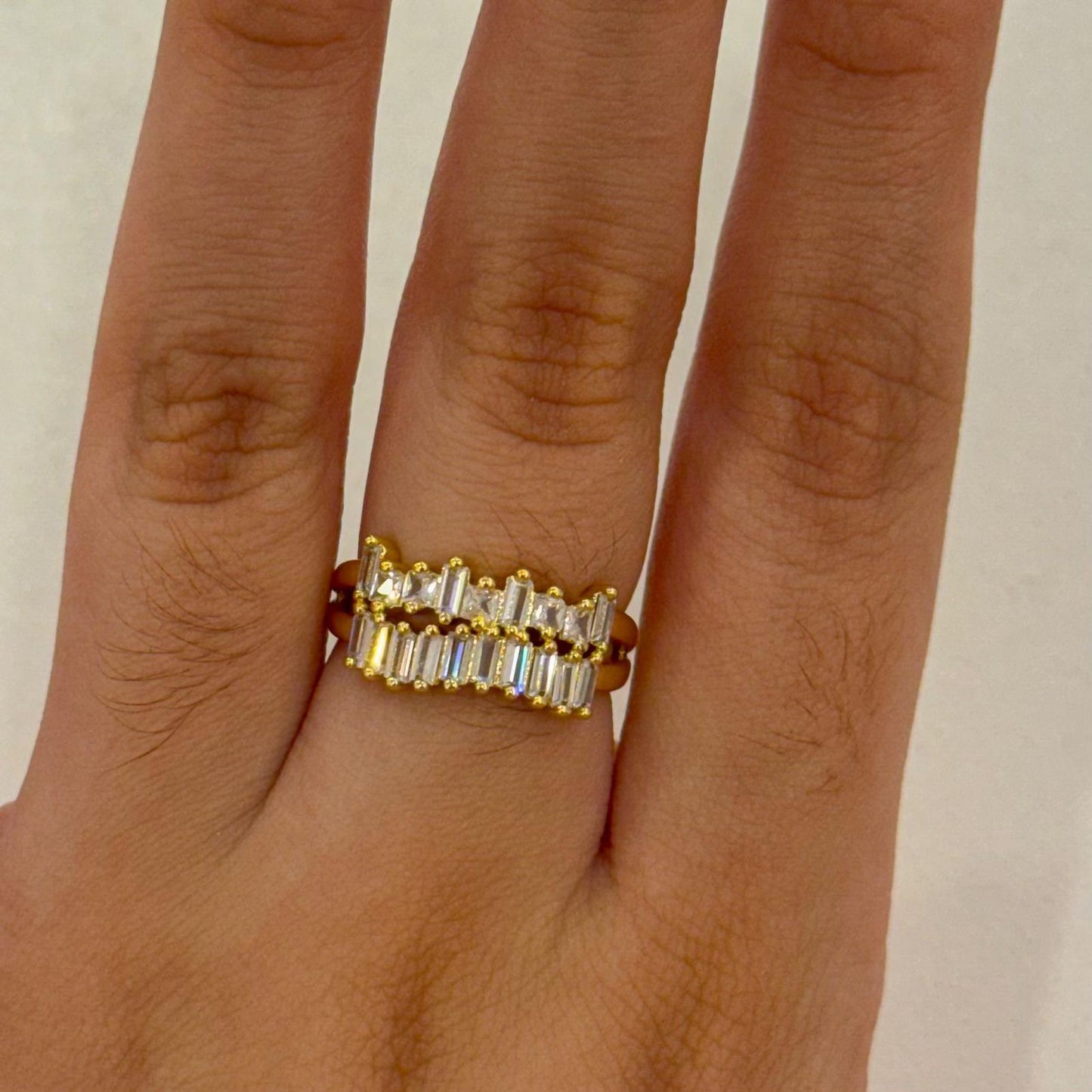 Anillo con zircones