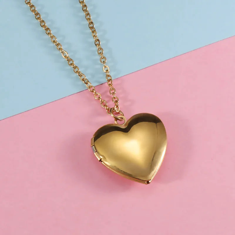 Relicario de corazon liso dorado