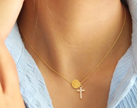 Cadena minimalista san Benito y cruz