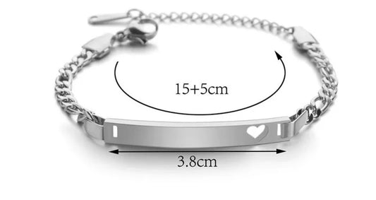 Pulsera plateada tipo esclava con corazón perforado