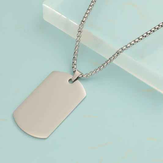 Cadena para hombre color plateada tipo placa militar