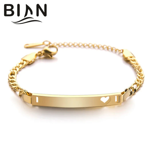 Pulsera dorada tipo esclava con corazón perforado