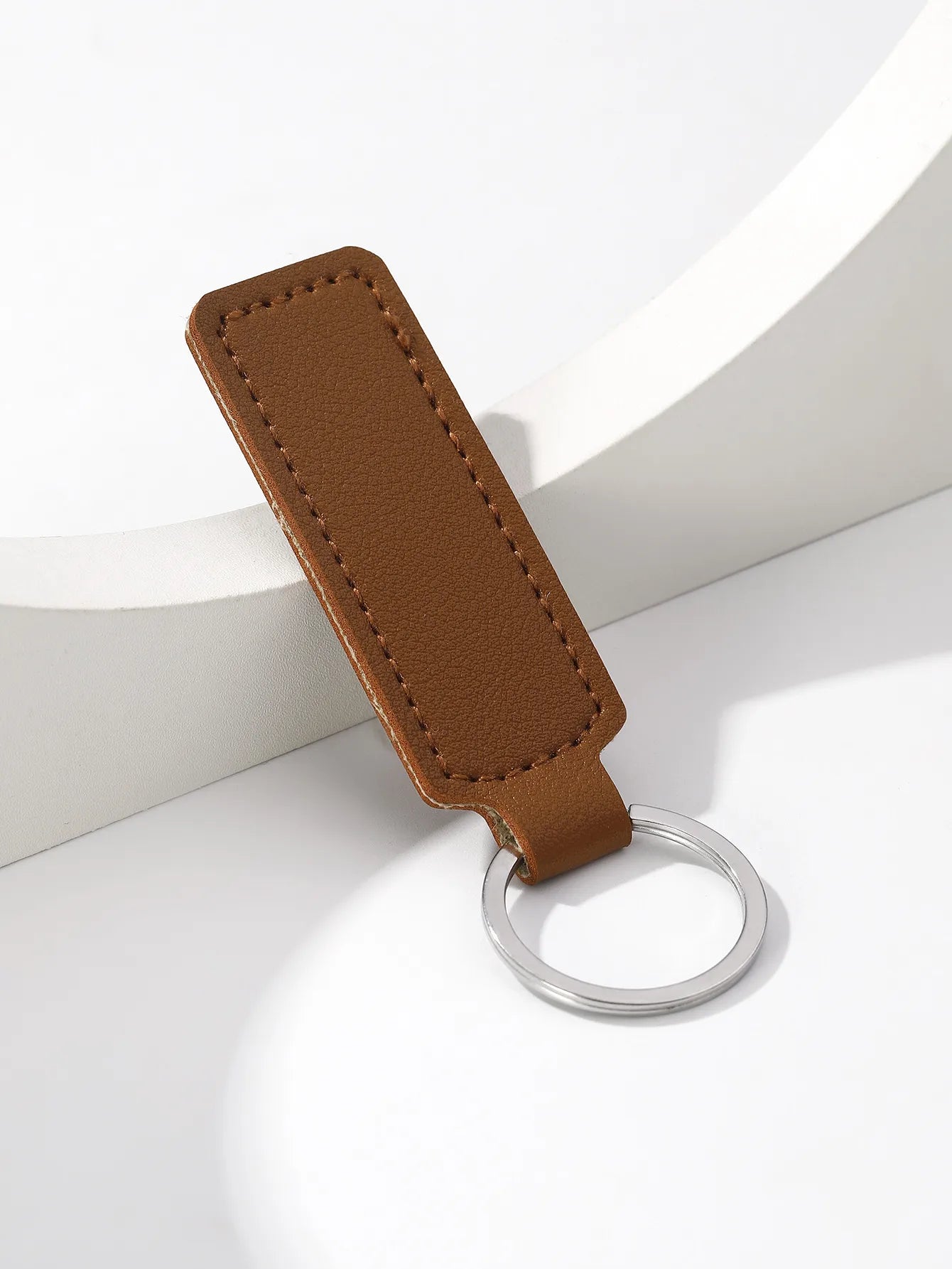 Llavero de cuero sintetico café