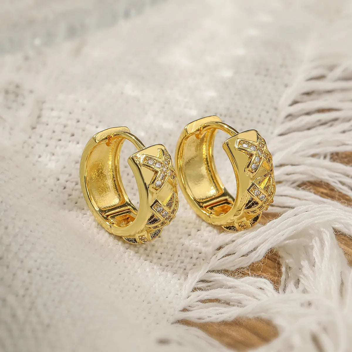 Hoops color dorado con tres cruces