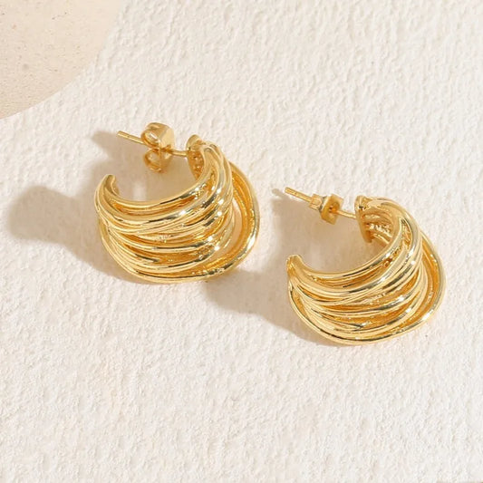 Aretes triple color dorado en forma de c