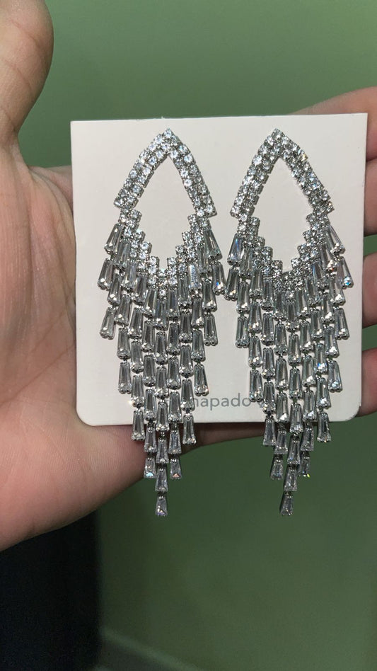 Aretes largos color plateado con diamanetes artificiales