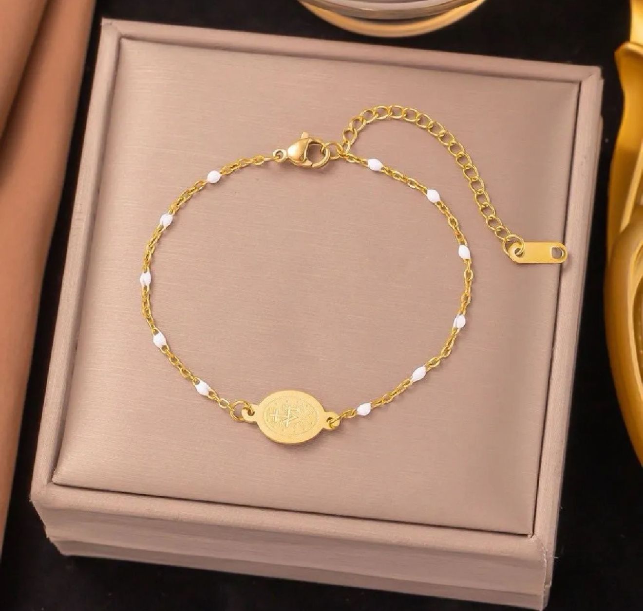 Pulsera de perlas y Virgen de Guadalupe mas medalla milagrosa