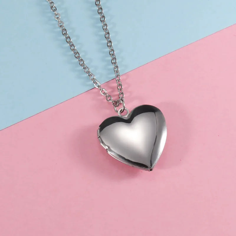 Relicario de corazon liso plateado
